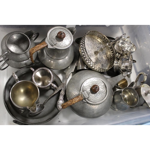 142 - THREE TRAYS OF ASSORTED METALWARE TO INCLUDE A HAMMER FOUR PIECE TEA SERVICE, SILVER PLATED TEAPOT E... 