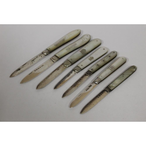 370 - A COLLECTION OF SEVEN ANTIQUE HALLMARKED SILVER AND MOTHER OF PEARL FRUIT KNIVES, LARGEST 150 MM OPE... 