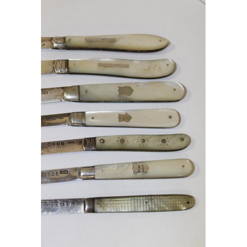 370 - A COLLECTION OF SEVEN ANTIQUE HALLMARKED SILVER AND MOTHER OF PEARL FRUIT KNIVES, LARGEST 150 MM OPE... 