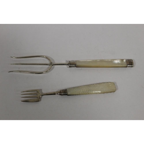 381 - AN ANTIQUE SILVER AND MOTHER OF PEARL PICKLE FORK BY GEORGE UNITE AND A SILVER AND MOTHER OF PEARL B... 