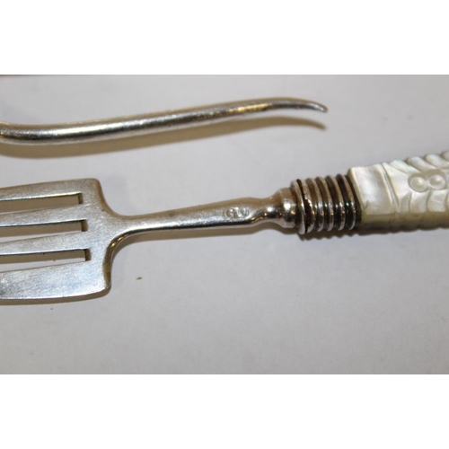 381 - AN ANTIQUE SILVER AND MOTHER OF PEARL PICKLE FORK BY GEORGE UNITE AND A SILVER AND MOTHER OF PEARL B... 