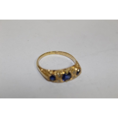 395 - AN UNMARKED GOLD SAPPHIRE AND DIAMOND DRESS RING SIZE - Q APPROX WEIGHT - 4.3G