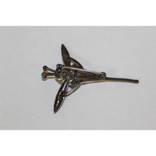 407 - A STERLING SILVER ART NOUVEAU STYLE BROOCH IN THE FORM OF A DRAGONFLY