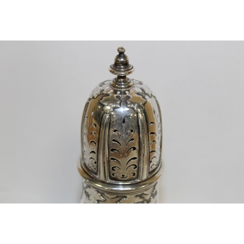 414 - A HEAVY HALLMARKED SILVER ANTIQUE SILVER SUGAR CASTER - LONDON 1916, APPROX WEIGHT 309G