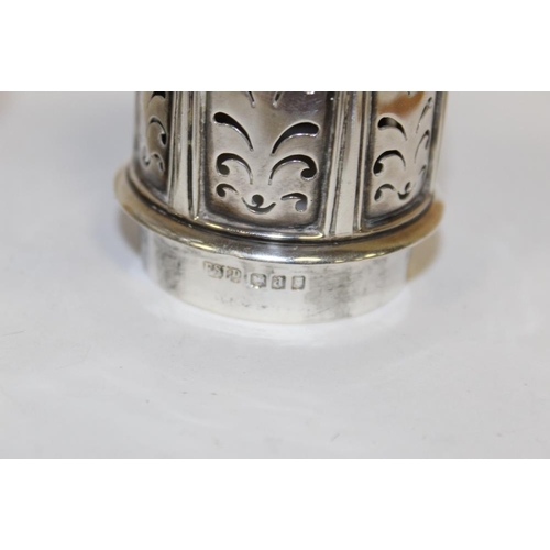 414 - A HEAVY HALLMARKED SILVER ANTIQUE SILVER SUGAR CASTER - LONDON 1916, APPROX WEIGHT 309G