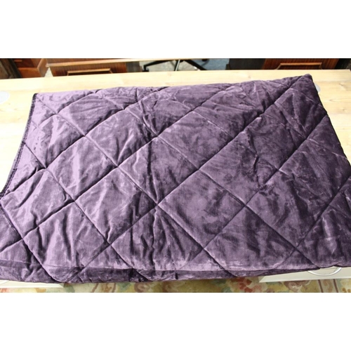 827 - A MODERN QUILTED THROW - SUPER KING SIZE