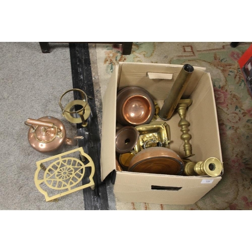 156 - A BOX OF VINTAGE METALWARE TO INCLUDE A SMALL COPPER KETTLE, BRASS CANDLESTICKS ETC.