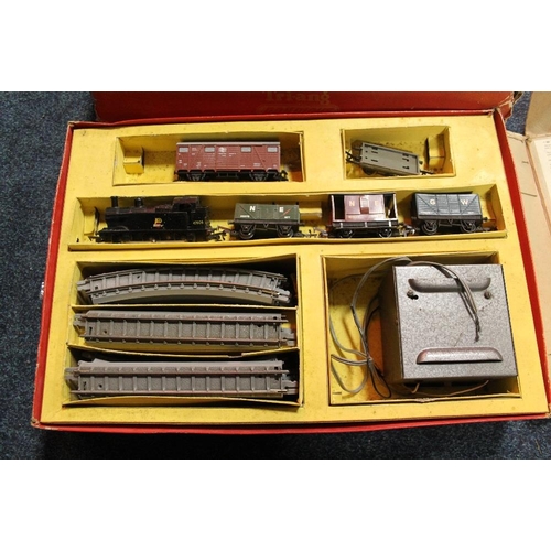 207 - THREE TRIANG RAILWAY SETS COMPRISING OF 00 GAUGE GOODS TRAIN SET, 00 GAUGE PASSENGER TRAIN SET AND A... 