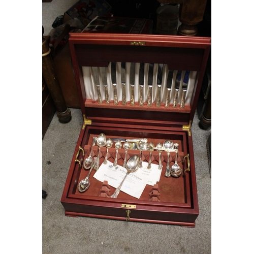 269 - A CANTEEN OF SILVER PLATED ARTHUR PRICE CUTLERY TOGETHER WITH AN OAK BEADED STORAGE BOX