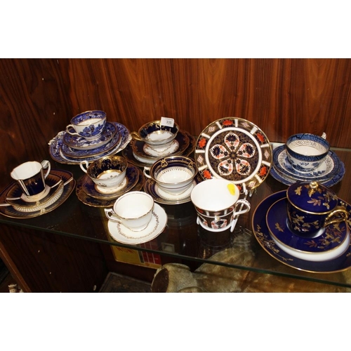 335 - A COLLECTION OF TRIOS AND OTHER CUPS AND SAUCERS TO INCLUDE ROYAL CROWN DERBY 1128 CUP AND SAUCER, A... 