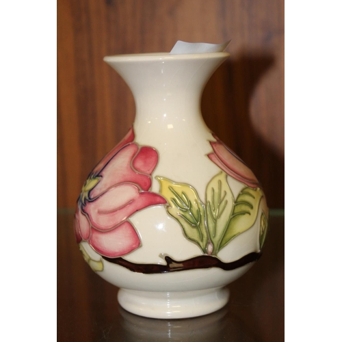 338 - A SMALL MOORCROFT MAGNOLIA VASE - H 13 CM