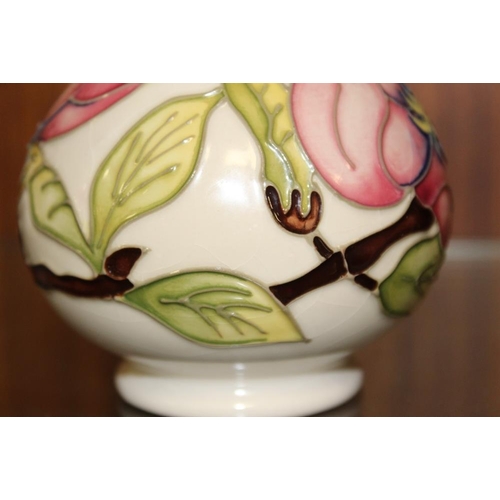 338 - A SMALL MOORCROFT MAGNOLIA VASE - H 13 CM