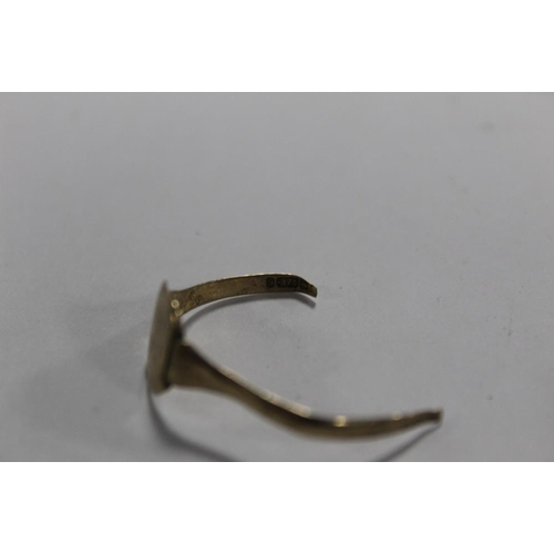 A SMALL BOX OF JEWELLERY TO INCLUDE A STERLING SILVER NECKLACE, 9 CT