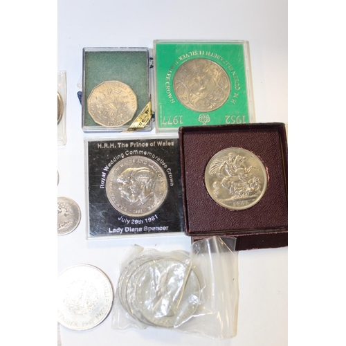 324 - A COLLECTION OF ANTIQUE AND VINTAGE COINAGE TO INCLUDE A VICTORIAN 1889 CROWN, GEORGE III HALF CROWN... 