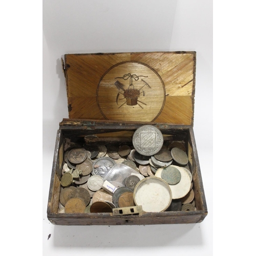 340 - AN ANTIQUE STRAW WORK BOX CONTAINING ANTIQUE COINS AND TOKENS, TO INCLUDE GEORGE III CARTWHEEL PENNI... 