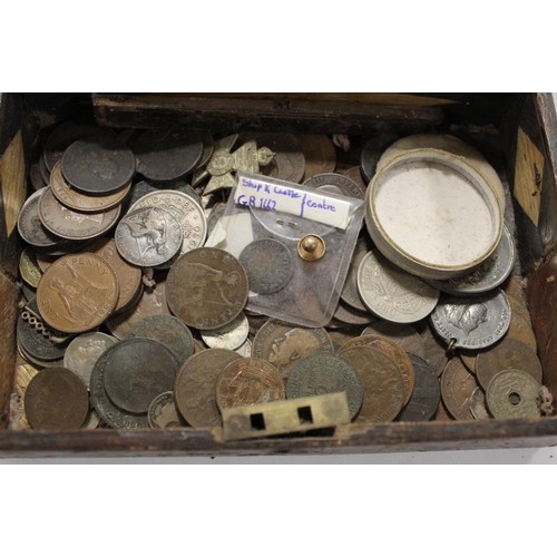 340 - AN ANTIQUE STRAW WORK BOX CONTAINING ANTIQUE COINS AND TOKENS, TO INCLUDE GEORGE III CARTWHEEL PENNI... 