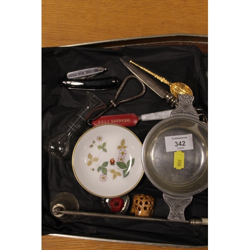 342 - A RETRO SERVING TRAY OF COLLECTABLES TO INCLUDE ENAMELLED PIERCED BASKETS, BANGLES ETC.