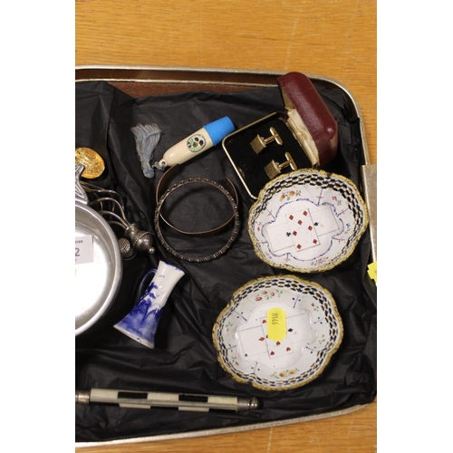 342 - A RETRO SERVING TRAY OF COLLECTABLES TO INCLUDE ENAMELLED PIERCED BASKETS, BANGLES ETC.