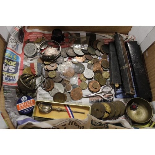 346 - A TRAY OF COLLECTABLES TO INCLUDE COINS, CUT THROAT RAZORS ETC.