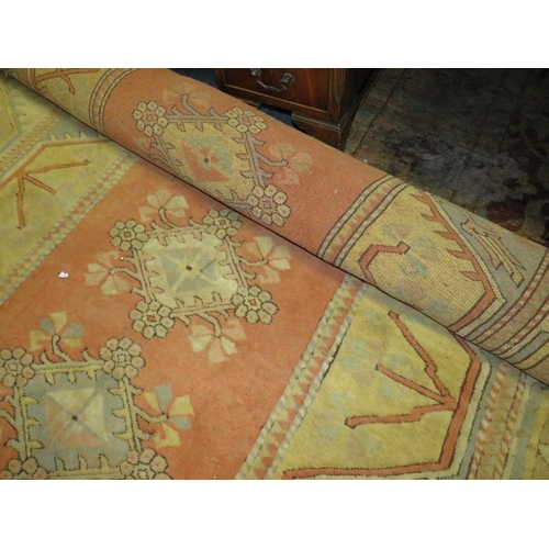 840 - A LARGE WOOLLEN RUG WITH FLORAL PATTERN 302 X 208 CM - APPROXIMATELY