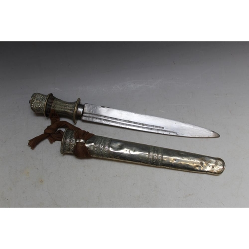 909 - A TIBETAN TYPE DAGGER AND SCABBARD, L 34 cmCondition Report:bumps to pommel and scabbard... 