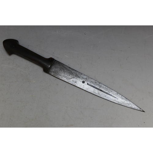 910 - A HORN HANDLED DAGGER, with engraved detail and flower style stamp - see pictures, L 32.5 cm