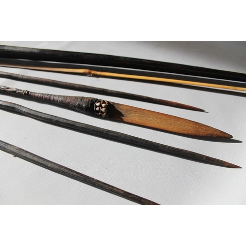 914 - A VINTAGE PAPUA NEW GUINEA BOW WITH FOUR ARROWS, bow L 172 cm, longest arrow L 133 cm