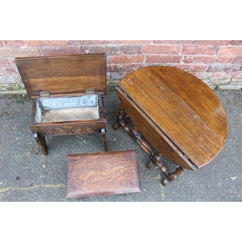 1026 - A SMALL 20TH CENTURY OAK DROPLEAF OCCASIONAL TABLE, Dia. 60 cm, together with an oak sewing box, W 4... 