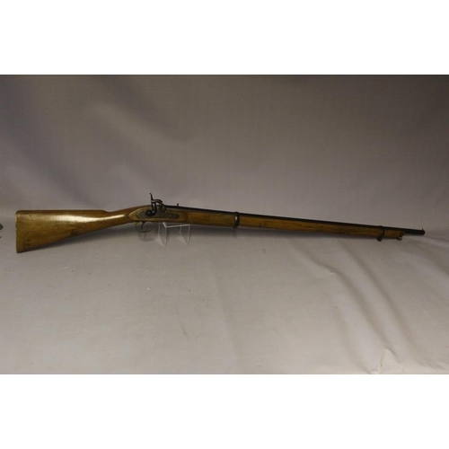 908 - EARLY 20TH CENTURY PERCUSSION RIFLE WITH METAL RAMROD, overall L 140 cm, barrel L 99 cm