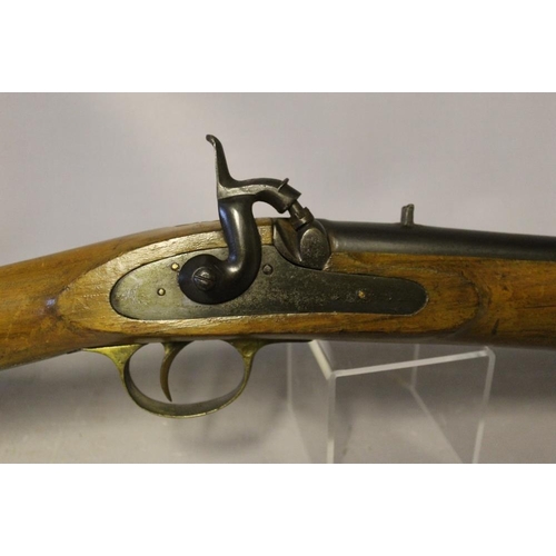 908 - EARLY 20TH CENTURY PERCUSSION RIFLE WITH METAL RAMROD, overall L 140 cm, barrel L 99 cm