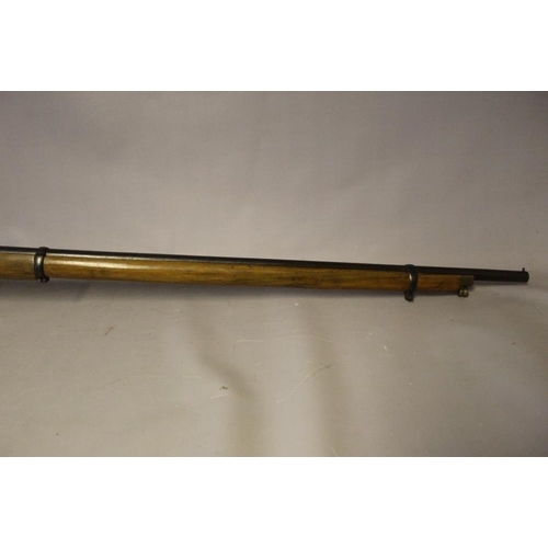 908 - EARLY 20TH CENTURY PERCUSSION RIFLE WITH METAL RAMROD, overall L 140 cm, barrel L 99 cm