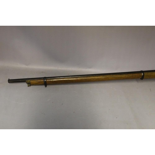 908 - EARLY 20TH CENTURY PERCUSSION RIFLE WITH METAL RAMROD, overall L 140 cm, barrel L 99 cm