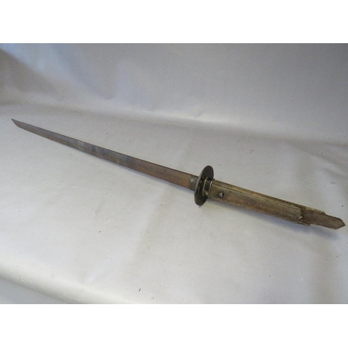 906 - A WW2 JAPANESE KATANA SWORD WITH FOO DOG INSCRIBED BLADE AND PLAIN WOODEN TSUKA, the wooden tsuka da... 