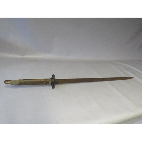 906 - A WW2 JAPANESE KATANA SWORD WITH FOO DOG INSCRIBED BLADE AND PLAIN WOODEN TSUKA, the wooden tsuka da... 