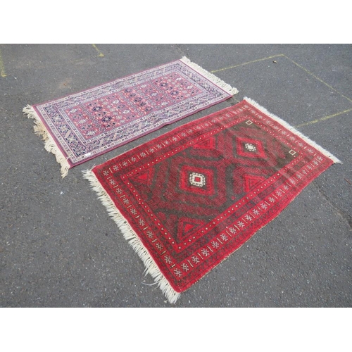 694 - AN EARLY 20TH CENTURY WOOLLEN RUG 163 X 96 CM AND A MODERN RUG 174 x 83 CM (2)