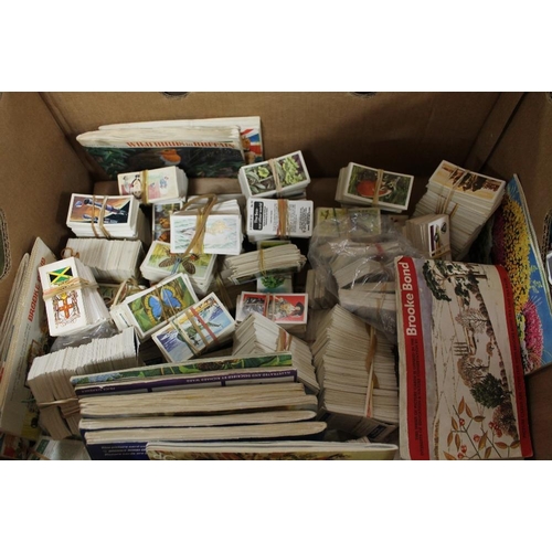 117 - A LARGE QUANTITY OF VINTAGE CIGARETTE CARDS