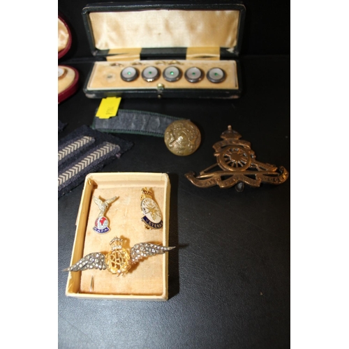 335 - A COLLECTION OF MILITARIA TO INC CASED MOTHER OF PEARL BUTTONS, CAP BADGES ETC