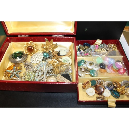 339 - A BOX OF COSTUME JEWELLERY TO INC A QUANTITY OF VINTAGE BROOCHES