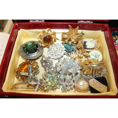 339 - A BOX OF COSTUME JEWELLERY TO INC A QUANTITY OF VINTAGE BROOCHES