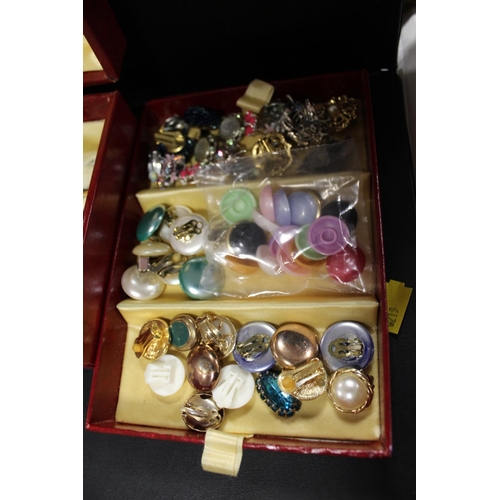 339 - A BOX OF COSTUME JEWELLERY TO INC A QUANTITY OF VINTAGE BROOCHES