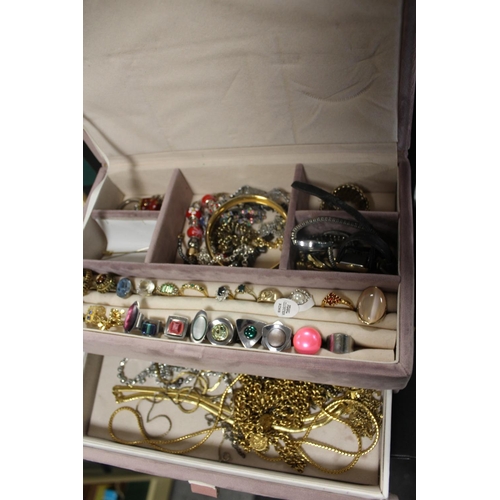 341 - A MODERN JEWELLERY BOX AND CONTENTS TO INC A QUANTITY OF COSTUME DRESS RINGS