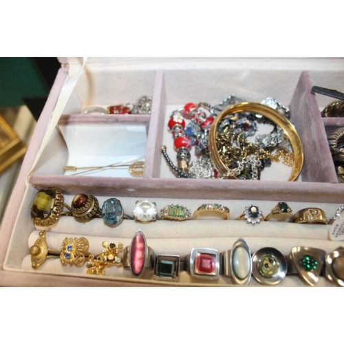 341 - A MODERN JEWELLERY BOX AND CONTENTS TO INC A QUANTITY OF COSTUME DRESS RINGS