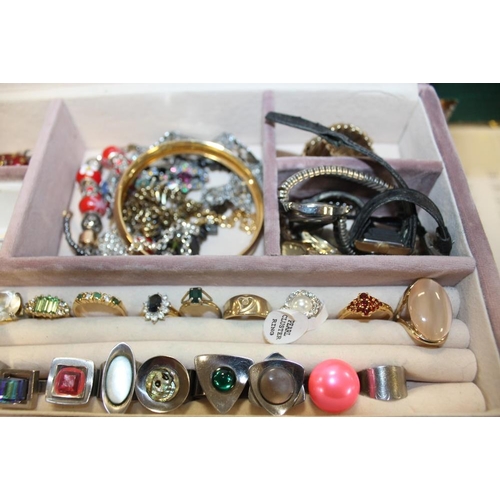 341 - A MODERN JEWELLERY BOX AND CONTENTS TO INC A QUANTITY OF COSTUME DRESS RINGS