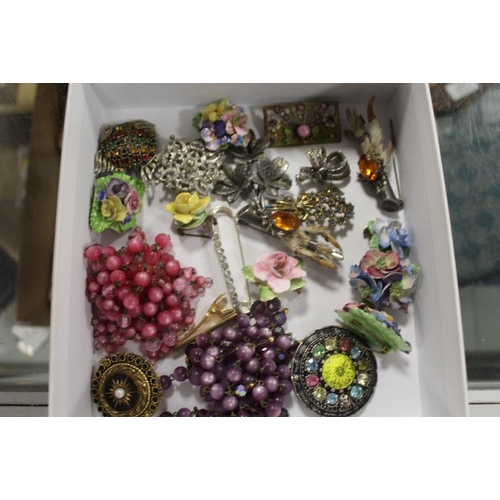 345 - A COLLECTION OF VINTAGE BROOCHES TO INCLUDE SCOTTISH JEWELLED CLAW BROOCHES (20 APPROX)