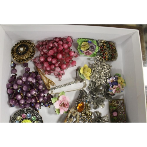 345 - A COLLECTION OF VINTAGE BROOCHES TO INCLUDE SCOTTISH JEWELLED CLAW BROOCHES (20 APPROX)