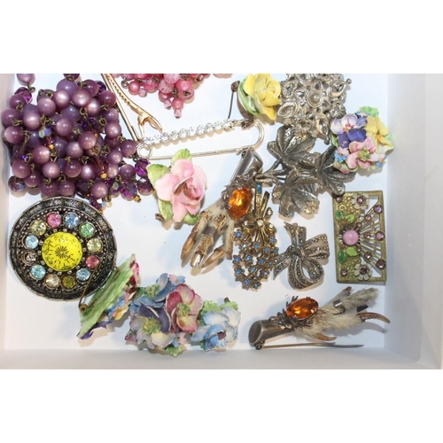 345 - A COLLECTION OF VINTAGE BROOCHES TO INCLUDE SCOTTISH JEWELLED CLAW BROOCHES (20 APPROX)