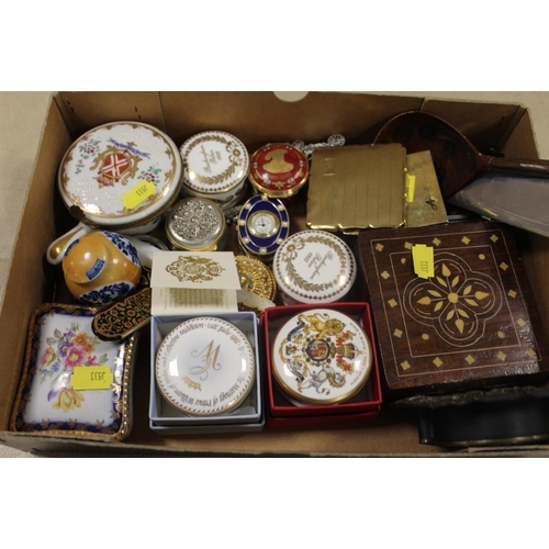 356 - A COLLECTION OF PILL BOXES, TRINKET BOXES ETC  AND TWO VINTAGE POWDER COMPACTS