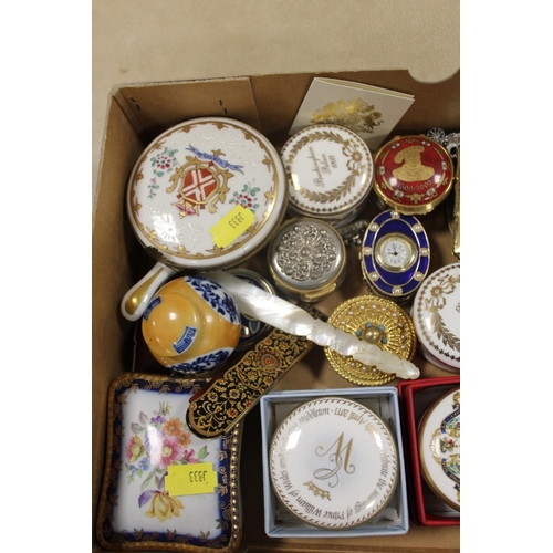 356 - A COLLECTION OF PILL BOXES, TRINKET BOXES ETC  AND TWO VINTAGE POWDER COMPACTS