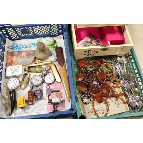 357 - TWO TRAYS OF COLLECTABLES AND COSTUME JEWELLERY TO INC POCKET WATCHES, POLISHED AGATE NECKLACE ETC