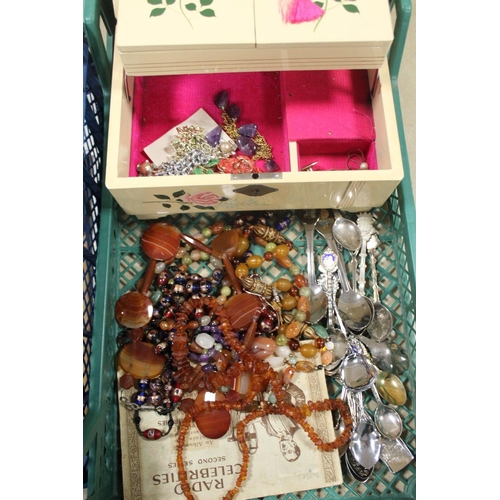 357 - TWO TRAYS OF COLLECTABLES AND COSTUME JEWELLERY TO INC POCKET WATCHES, POLISHED AGATE NECKLACE ETC